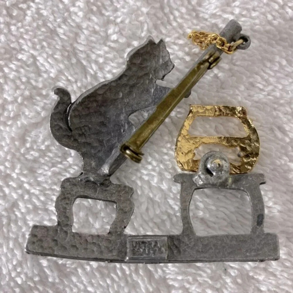 Vintage Grey Metal With Gold Accents Fishing Cat Pin  Brooch - Picture 2 of 9